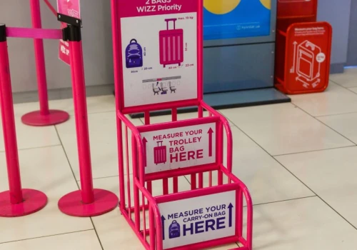 Pasażerowie Wizz Aira wściekli. Plecak mieścił się w sizerze, a i tak musieli płacić
