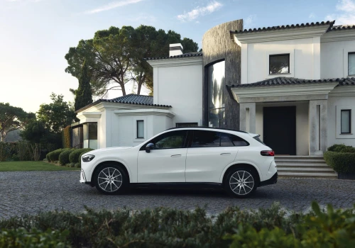Elektryczny Mercedes GLC w nowych wariantach. Pokaźny zasięg, duży frunk i niższa cena na start