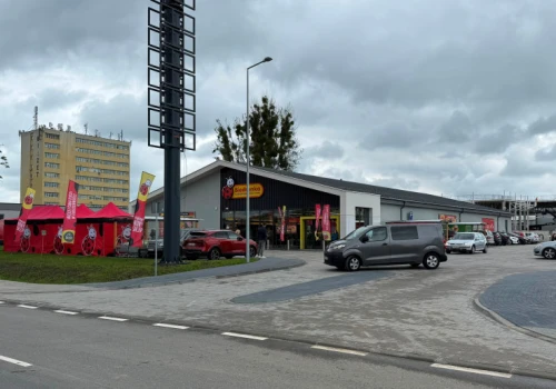 Nowy park handlowy w Białymstoku jeszcze w budowie, ale Biedronka już otwarta