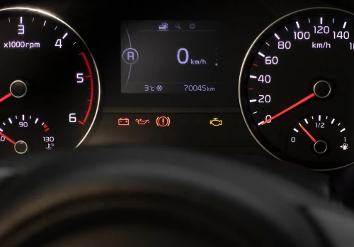 Auto traci moc i pali jak smok? Kierowcy często od razu podejrzewają najdroższą usterkę