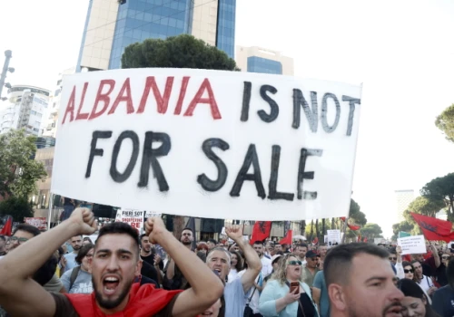 Albania/ Tysiące ludzi już 12. dzień z rzędu protestowało przeciw budowie kurortu przez firmę związaną z zięciem Trumpa, Jaredem Kushnerem