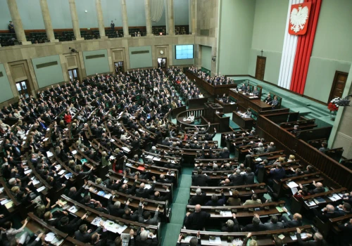 Najnowszy sondaż partyjny zaskakuje! Szok, kto idzie w nim łeb w łeb