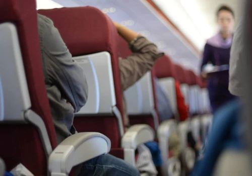 Prowokował, a potem chciał pocałować stewardesę. Pasażer zatrzymany na lotnisku