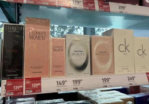 Rossmann przecenił kultowe perfumy Calvin Klein o niemal 100 zł. Mega rabaty też w Hebe