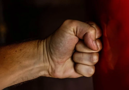 Muzułmańscy krewni bili ją kijami i innymi ostrymi przedmiotami