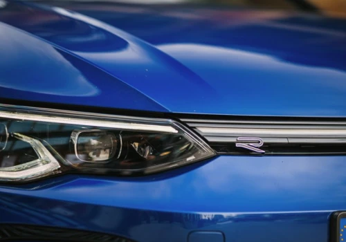 Volkswagen zadaje cios Chinom i obniża cenę kultowego modelu. Na pokładzie automat i super silnik