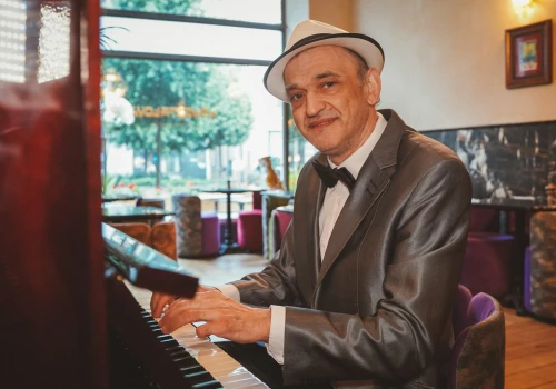 W Kryształowej znów zabrzmi muzyka. Wracają wieczorki senioralne z pianistą, który pamięta złote czasy lokalu