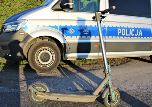 15-latek jechał na hulajnodze elektrycznej bez blokady i bez kasku. Mandat dostał rodzic