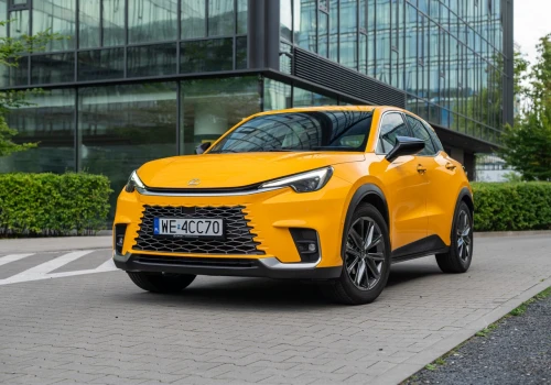 Lexus rozdaje prezenty na 30. urodziny. LBX od 132 200 zł, a RX 500h z rabatem 105 tysięcy