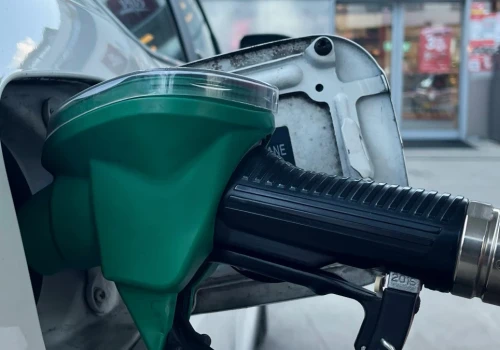 Ropa tanieje, co z cenami paliw? Eksperci prognozują sytuację rynkową