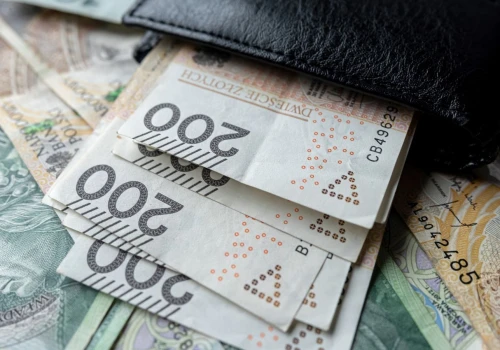 Nowe prognozy dla emerytów i rencistów. Tyle ma wynieść minimalne świadczenie w 2027 r.