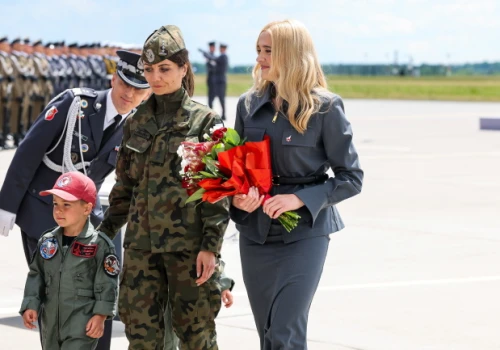 Żona Kosiniaka-Kamysza oraz wdowa po ppłk. Krakowianie ochrzciły samoloty F-35. „Lotnicy wybrali na matkę chrzestną samolotów Paulinę Kosiniak-Kamysz”