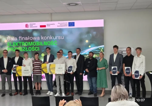 ZIĘBICE. Uczniowie z sukcesem na ogólnopolskim konkursie. Przywieźli nagrody za innowacyjne projekty przyszłości