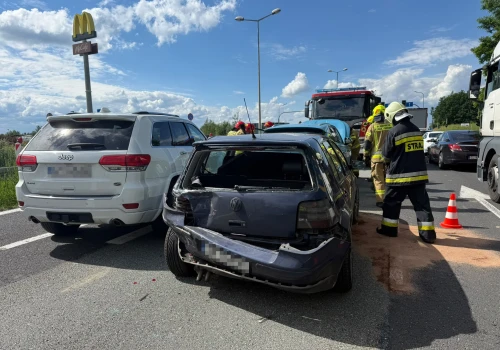Zderzenie trzech aut na DK-1. Kierowcy muszą liczyć się z utrudnieniami!
