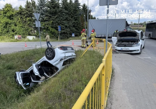 Po zderzeniu auto dachowało do rowu. Matka i córka w szpitalu