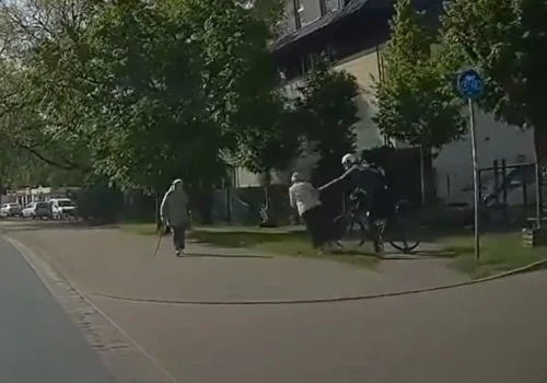 Rowerzysta, który popchnął i przewrócił seniorkę, usłyszał zarzuty. Grozi mu do 3 lat pozbawienia wolności