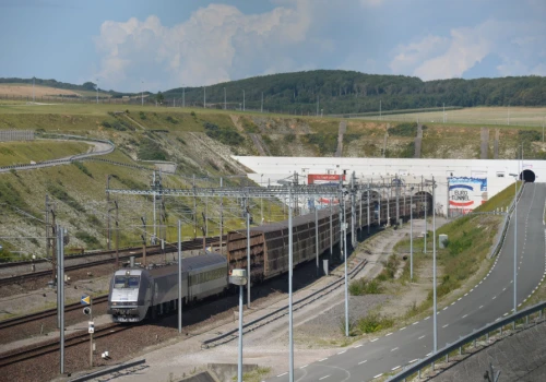 Wyższe podatki uderzają w Eurotunel. Operator ostrzega przed wzrostem cen dla pasażerów