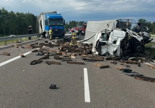 Groźne najechanie na zestaw stojący na pasie awaryjnym: S19 na łuku, za wzniesieniem