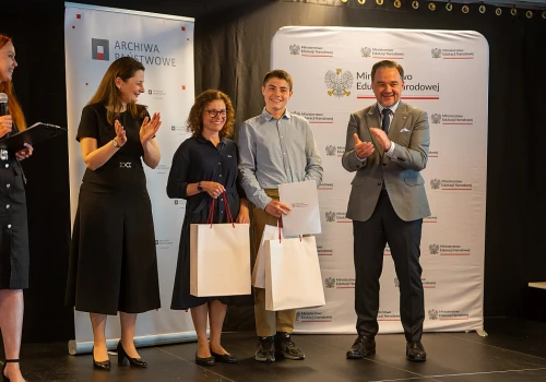 Nasz patronat. Podlasie sercem młodej genealogii. Jubileuszowa Gala 5. edycji ogólnopolskiego konkursu „Bez korzeni nie zakwitniesz”
