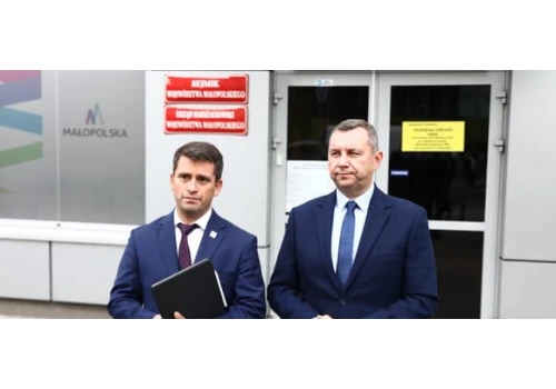 Obiecywali trzecią drogę, dziś stają naprzeciw siebie. Jak posłowie Hołowni chcą bić się o Kraków