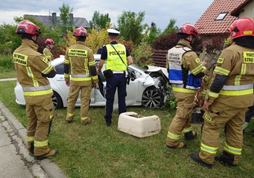 Z ostatniej chwili! Samochód uderzył w ogrodzenie. Uszkodzone przyłącze gazu