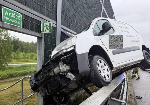 Kolizja na autostradzie. Dostawczak próbował “wylecieć” wyjściem ewakuacyjnym z A4