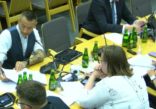 Jest limit na zimno, a co z upałami? MEN myśli o możliwości zamykania szkół