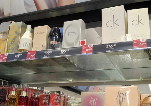 Rossmann wyprzedaje perfumy My way. Ten zapach zostawia za sobą piękny ogon. A Hebe?