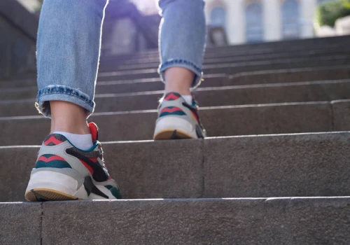 Masywne trampki idą w odstawkę. Tego lata królują inne buty