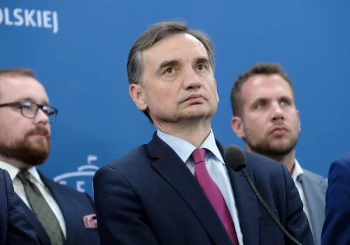 „Zbyszek, wracaj już”. Sąd ogłosił decyzję w sprawie Ziobry