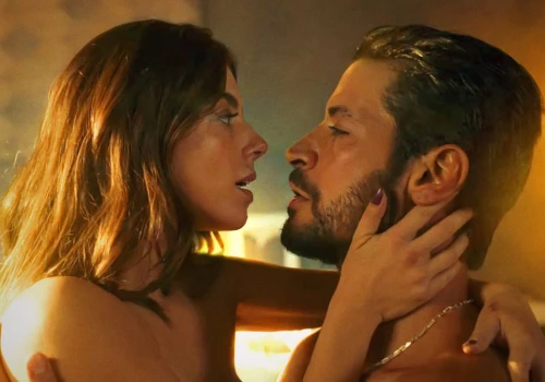 9 zmysłowych filmów na Netflix, które wciągają i rozpalają wyobraźnię