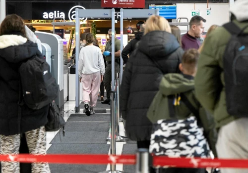 Ta modna bluzka może zatrzymać cię przy kontroli. Lotnisko nie lubi takich ubrań
