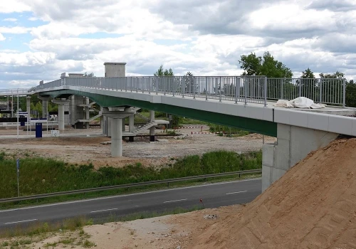 Radom. Nowa kładka nad torami i obwodnicą we wrześniu