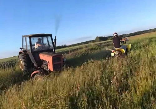 Rozjeżdżali jego pole quadami. Rolnik szarżował na nich Ursusem, a później pogonił grabiami