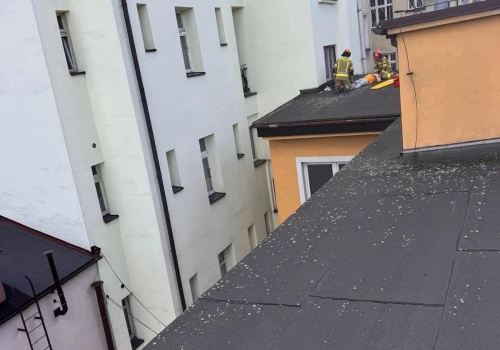Cieszyn: Mężczyzna spadł z wysokości. Na miejscu interweniowały służby | WIDEO