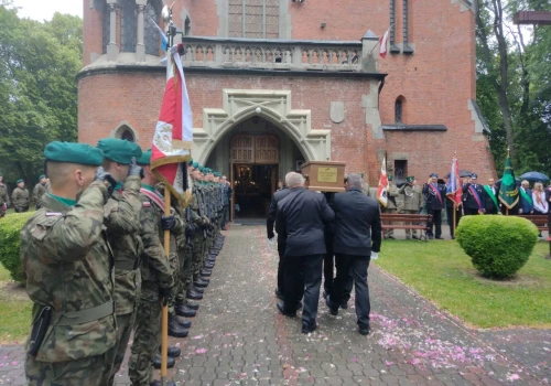 Po kilkudziesięciu latach wrócił z bezimiennej mogiły. Państwowy pogrzeb Józefa Jasińskiego ps. „Grom”