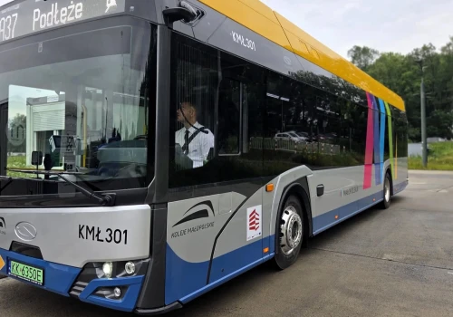 Pierwszy elektryczny autobus Małopolskich Linii Dowozowych wyjechał na trasę. Kraków i region stawiają na zeroemisyjny transport