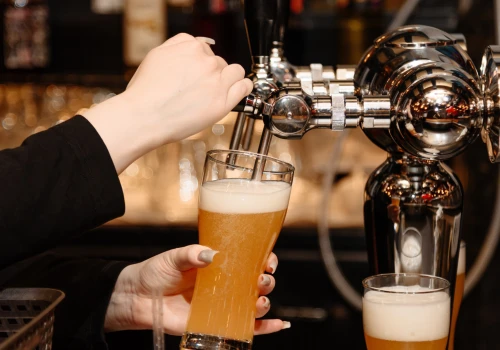 Kultowy warszawski pub w centrum afery. Byli pracownicy mówią, co działo się za barem