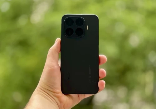Smartfon do zdjęć od trzech koła w górę. Z hulajnogą albo robotem