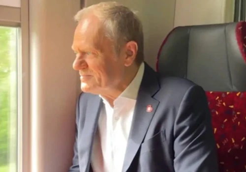 Tusk lansował się w pociągu. 