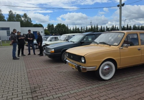 Klasyki na kołach i lekcja bezpiecznej jazdy. Wyjątkowy piknik motoryzacyjny w Piotrkowie