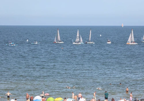 Słońce, plaża i niemal arktyczna kąpiel. Zimna woda w Bałtyku to nie wina pogody
