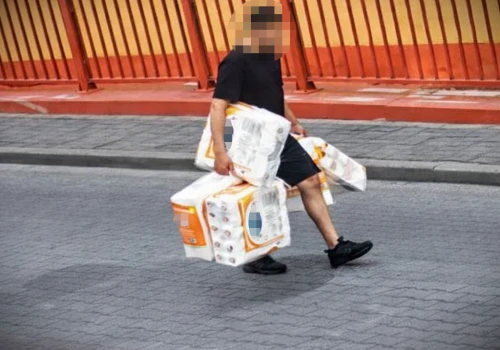 Kryzys żołądkowy czy złodziejstwo? 42‑latek ukradł 1800 rolek papieru toaletowego