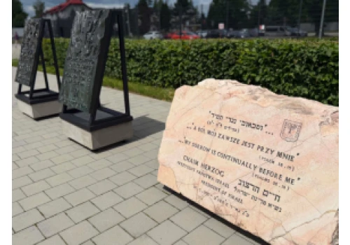 Powojenne znaki pamięci wyeksponowane przy wejściu do Muzeum Auschwitz