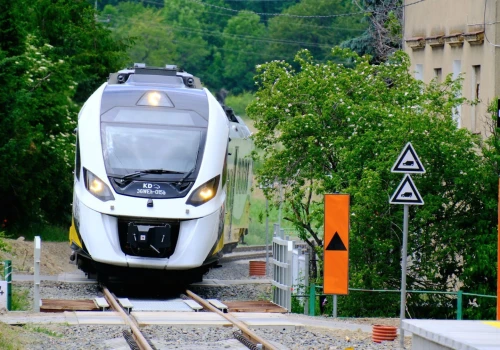 Przed podróżą pociągiem sprawdź rozkład jazdy. Od niedzieli zmiany, w tym start połączeń nad Jezioro Bielawskie i w Góry Sowie