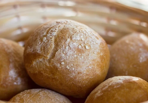Nie kupuję bułek. Mieszam kefir z tymi składnikami i piekę swoje pieczywo