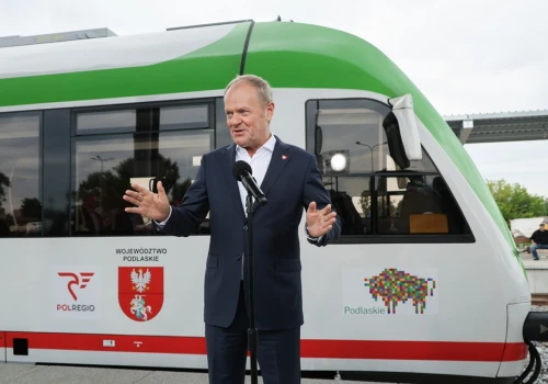 Tusk w pociągu. Uprawia propagandę i wyzłośliwia się
