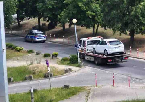 Zielona Góra. Parkują tu nagminnie, chociaż nie wolno. Przyjechał policja i laweta