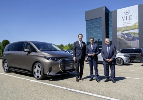 Mercedes ruszył z produkcją Mercedesa VLE, Grupa Volkswagena wystartowała z VW ID. Polo, Cuprą Raval, Skodą Epiq. Wszystko: HISZPANIA