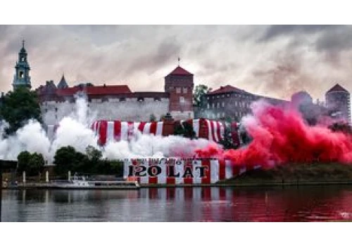 Incydent z kibicami na Wawelu. Wezwano policję